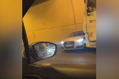 Camião arrasta carro 300 metros sem motorista dar conta 