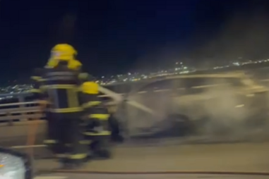 Carro incendeia-se na Ponte Vasco da Gama em Lisboa