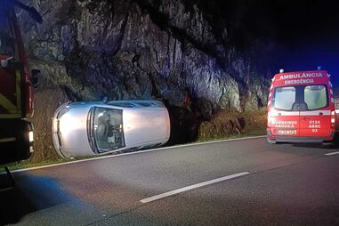 Jovem ferida após despiste e capotamento de carro perto de Canelas, Arouca