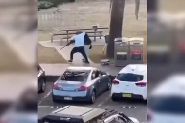 O momento heroico em que cidadão desarma atirador de tiroteio em Sydney