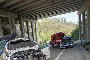 Colisão entre dois carros faz dois feridos ligeiros na Nacional 227 em Oliveira de Azeméis