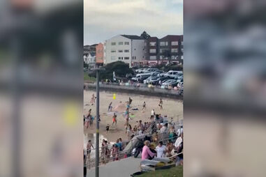 Vídeo mostra pânico na praia após disparos durante ataque mortal em Sydney 