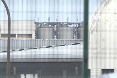 Explosão seguida de incêndio nas antigas instalações da Petrogal em Leça da Palmeira