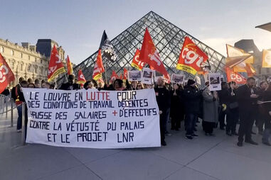 Trabalhadores do Museu do Louvre em greve por melhores condições de trabalho 