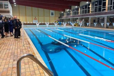 Mulher confunde travão com acelerador e atira-se para dentro da piscina