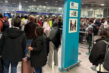 Filas superiores a seis horas provocam constrangimentos no Aeroporto de Lisboa