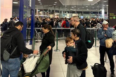 Filas no controlo de fronteiras do aeroporto de Lisboa