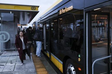 Passageiros utilizam o 'metrobus' em Coimbra