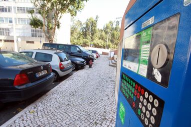 EMEL quer rever tarifas e fim de estacionamento grátis