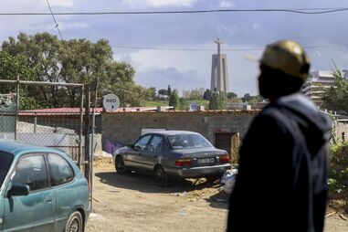 Morador no bairro de Penajoia, Almada