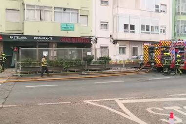 Incêndio deflagra em pastelaria na Amadora e leva ao corte da estrada