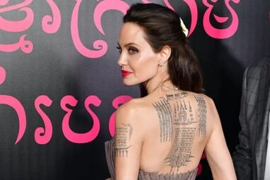 Angelina Jolie exibe tatuagens nas costas, alertando sobre cicatrizes