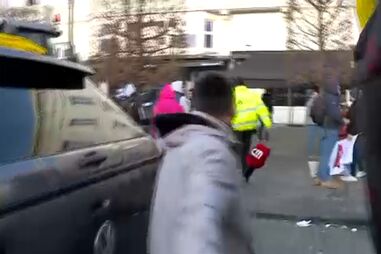 Enviados especiais do CM fogem em direto para não serem atingidos por gás lacrimogéneo em Bruxelas