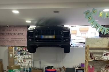 Mulher sofre ferimentos após abalroamento de carro na loja onde trabalhava em São João da Madeira