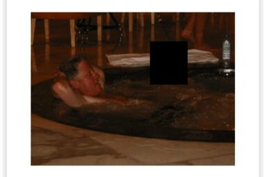 Ficheiros Epstein mostram Clinton num jacuzzi e em festas com Jagger e Jackson