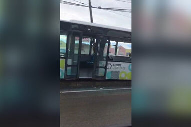 Autocarro despista-se em Cascais. Condutor sofreu ferimentos