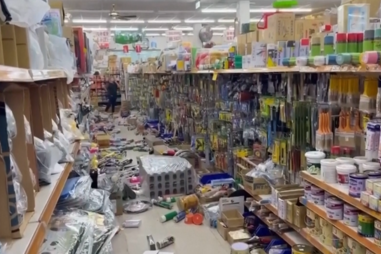 Imagens de videovigilância captam momento em que sismo foi sentido em loja em Taiwan 