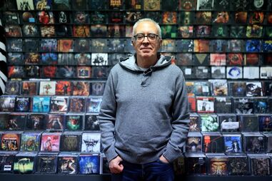 Miguel Teixeira mantém a Piranha, loja de música no Porto, há 30 anos