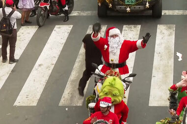 Polícia nacional do Perú desfila nas ruas de Lima em traje de Natal 