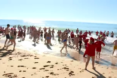 Tradição do mergulho de Natal cumpre-se em Armação de Pêra