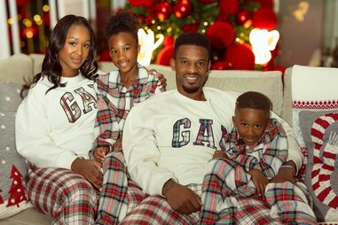 Nelson Semedo e família reunidos em frente à árvore de Natal, com roupa a combinar