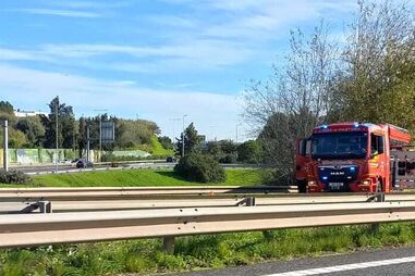 Uma viatura dos bombeiros empenhada na ocorrência de hoje