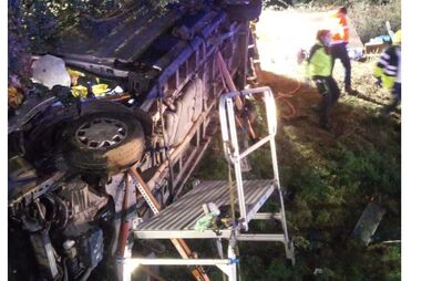 Dois feridos em despiste de carro contra árvore em Anadia