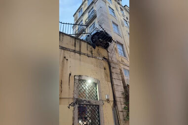 Carro despista-se e arranca gradeamento de calçada no Cais do Sodré. Estragos atingiram esplanada e feriram duas pessoas