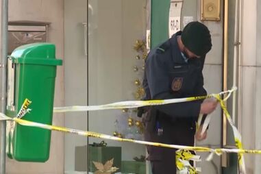 Ladrão de banco fugiu com o dinheiro em mala de entregador de comida