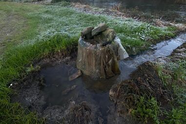 Lixo sanitário fica acumulado junto às caixas da estação elevatória de esgotos