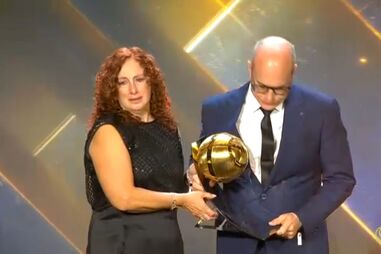 O momento em que pais de Diogo Jota recebem prémio de homenagem ao jogador