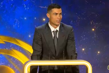 Ronaldo recebe prémio de Melhor Jogador do Médio Oriente