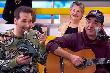 Emanuel Moura e David Antunes cantam fado humorístico que faz retrospetiva de 2025