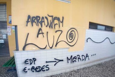 Edifício da Junta de Freguesia de Fernão Ferro vandalizado devido aos constantes cortes de luz