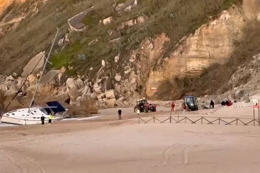 Veleiro com família holandesa a bordo naufraga na Nazaré