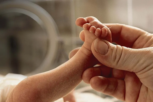 Bebé de 18 meses morre ao colo da mãe. Mulher adormeceu enquanto o amamentava