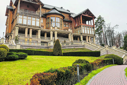 Antiga casa do ex-Presidente da Ucrânia Viktor Yanukovych, também suspeito de corrupção, localizada num bosque  das margens do Dnipro, arredores de Kiev