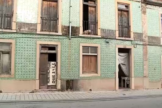 Homem encontrado esfaqueado em casa devoluta