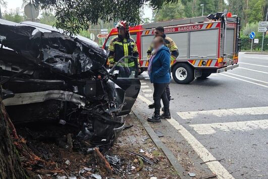 Homem de 62 anos ferido em despiste aparatoso em Barcelos