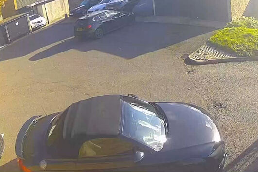 Homem regressa de férias e encontra lugar de estacionamento para deficientes pintado à volta do carro e multas