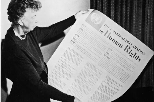 Eleanor Rossevelt com a obra que dedicou a sua vida: a Delcaração Universal dos Direitos Humanos