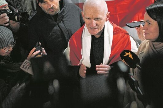 Bielorrússia liberta Nobel da Paz e dirigente da oposição