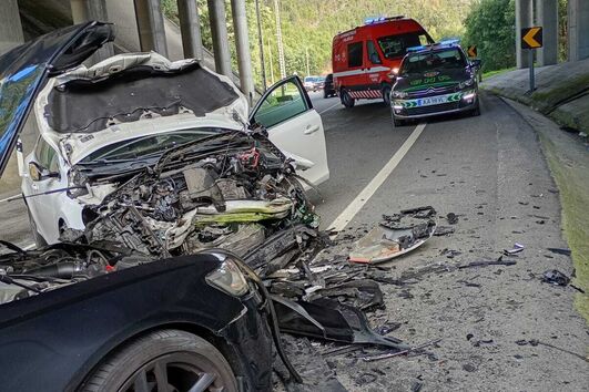 Colisão entre dois carros faz dois feridos ligeiros na Nacional 227 em Oliveira de Azeméis