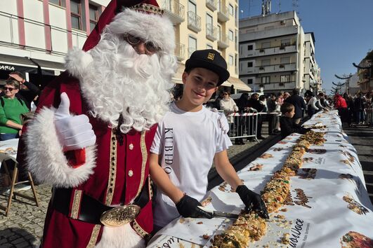 Bolo-rei gigante com 70 metros e 275 quilos oferecido à população de Vila Real de Santo António