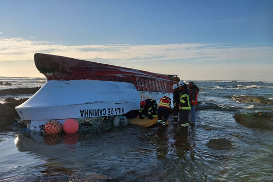 Três desaparecidos após golpe de mar virar barco na ilha de Ínsua