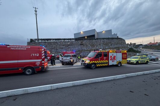 Três feridos em colisão frontal entre dois carros em Felgueiras
