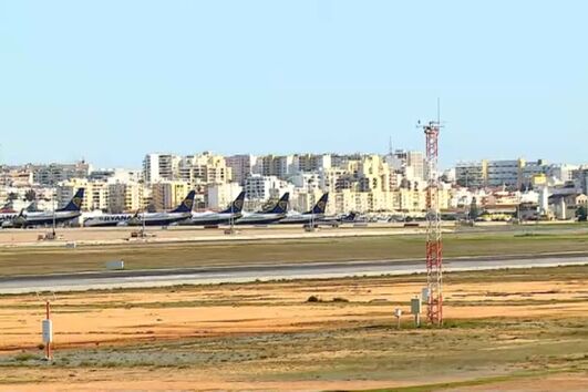 Avião que seguia para Espanha faz aterragem de emergência no aeroporto de Faro. Foi declarado alerta vermelho