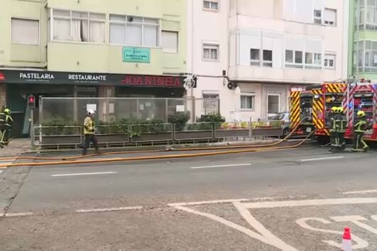 Incêndio deflagra em pastelaria na Amadora e leva ao corte da estrada