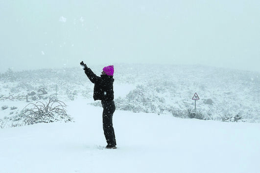 Mulher brinca na neve 