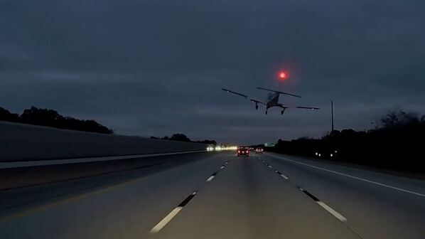 Avião faz aterragem de emergência em autoestrada e colide com carro na Flórida 